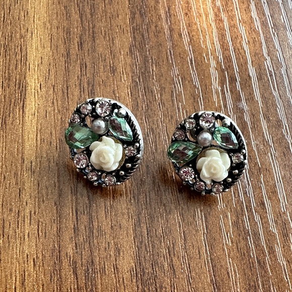 Jewelry - NWOT Elegant Floral and Gem Stud Earrings 🌺